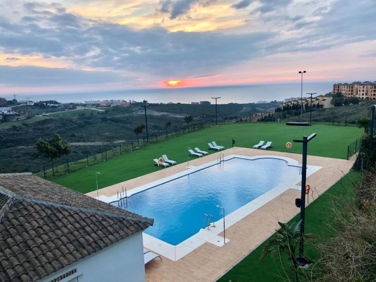 Small Oasis Nelson Mandela Apartment With Sea View, Two Bedrooms, Parking, Terrace And Pool Manilva Extérieur photo